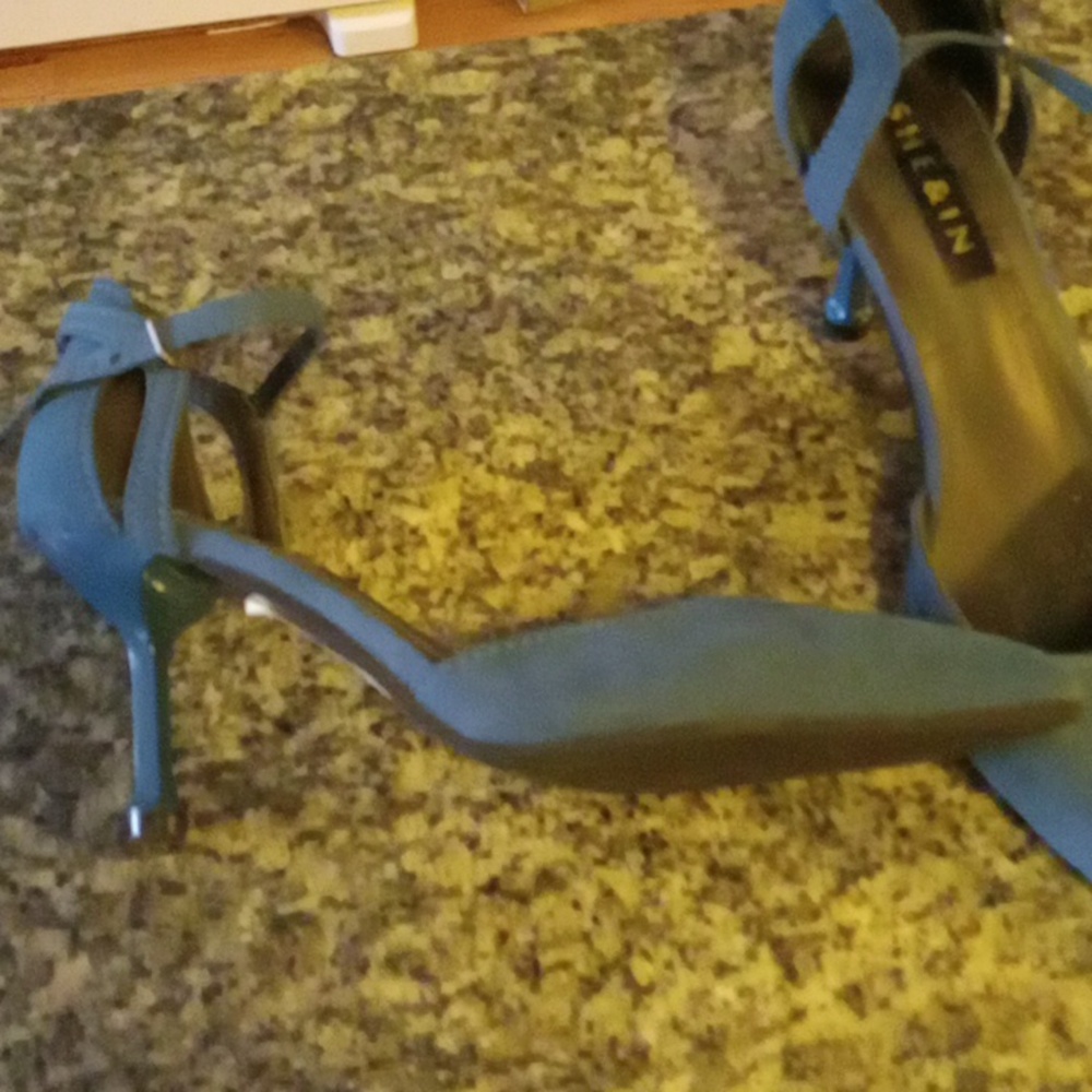She & In heels - Picture 2 of 7